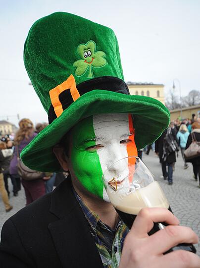Während sich dieser Besucher am Odeonsplatz erst mal ein irisches Bier genehmigt.