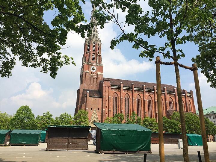 Die Standl für die Frühlings-Dult sind aufgebaut.