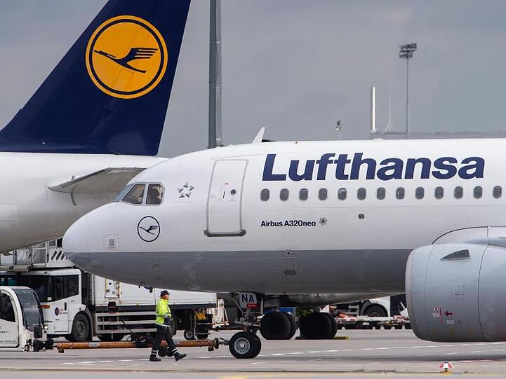 Lufthansa hält nach eigenen Angaben im Sommer 600 zusätzliche Leute und 37 Reserveflugzeuge bereit - 15 mehr als im vergangenen Jahr.