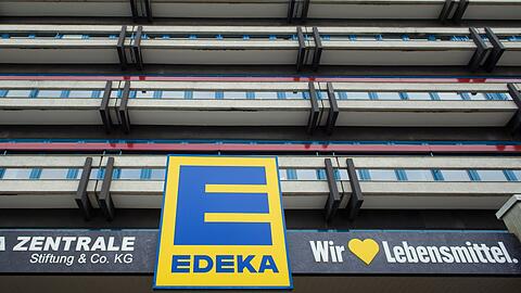 Edeka hat eigenen Aussagen zufolge bei vier Konzernen teilweise einen Bestellstopp verhängt, um den Druck zu erhöhen.