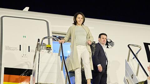 Bundesaußenministerin Annalena Baerbock (Grüne) und Bundesarbeitsminister Hubertus Heil (SPD) bei ihrer Ankunft in Brasilia.