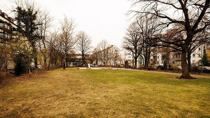 Ein Spielplatz im Park am Korbinianplatz: Hier ist ein 18-Jähriger umgebracht worden. Der Täter ist verurteilt.