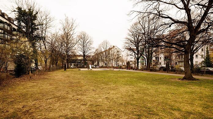 Ein Spielplatz im Park am Korbinianplatz: Hier ist ein 18-Jähriger umgebracht worden. Der Täter ist verurteilt.