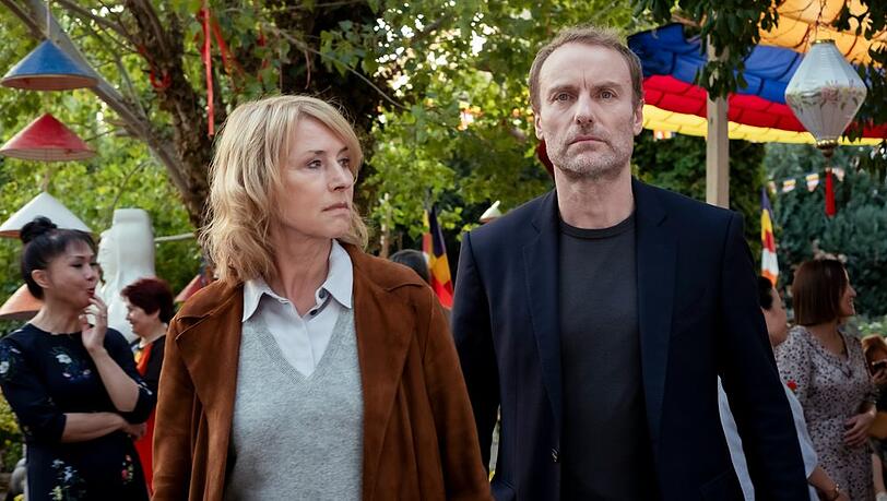 "Tatort: Am Tag der wandernden Seelen": Susanne Bonard (Corinna Harfouch) und Robert Karow (Mark Waschke) beim Fest in der Pagode.