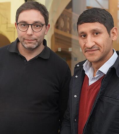 Linken-Chef Stefan Jagel (l.) und Arif Haidary sehen es kritisch, dass das Münchner Rathaus bei der Betreuung von Asylbewerbern sparen will. Linken-Chef Stefan Jagel (l.) und Arif Haidary sehen es kritisch, dass das Münchner Rathaus bei der Betreuung von Asylbewerbern sparen will.