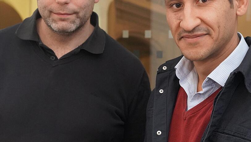 Linken-Chef Stefan Jagel (l.) und Arif Haidary sehen es kritisch, dass das Münchner Rathaus bei der Betreuung von Asylbewerbern sparen will. Linken-Chef Stefan Jagel (l.) und Arif Haidary sehen es kritisch, dass das Münchner Rathaus bei der Betreuung von Asylbewerbern sparen will.