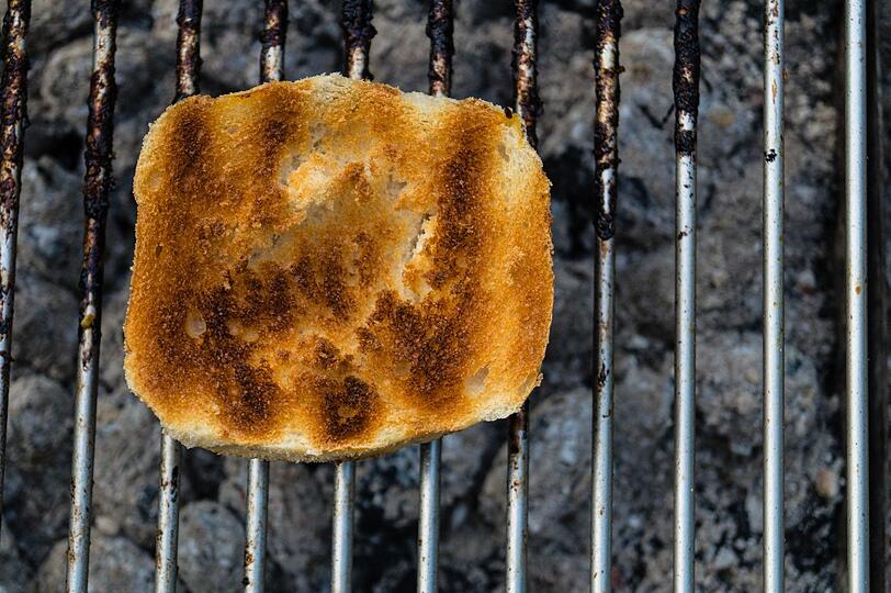 Sie haben vom Grillen ein Stück Brot oder Brötchen übrig? Prima! Bevor Sie das ausgetrocknete Backwerk in den Biomüll wandern lassen, nutzen Sie es erst einmal zum Reinigen des Grills. Grobe Verschmutzungen können durch das harte Brötchen gut gelöst werden - und im Vergleich zu aggressiven Reinigungsmitteln ist es auch noch biologisch abbaubar. Sie haben vom Grillen ein Stück Brot oder Brötchen übrig? Prima! Bevor Sie das ausgetrocknete Backwerk in den Biomüll wandern lassen, nutzen Sie es erst einmal zum Reinigen des Grills. Grobe Verschmutzungen können durch das harte Brötchen gut gelöst werden - und im Vergleich zu aggressiven Reinigungsmitteln ist es auch noch biologisch abbaubar.