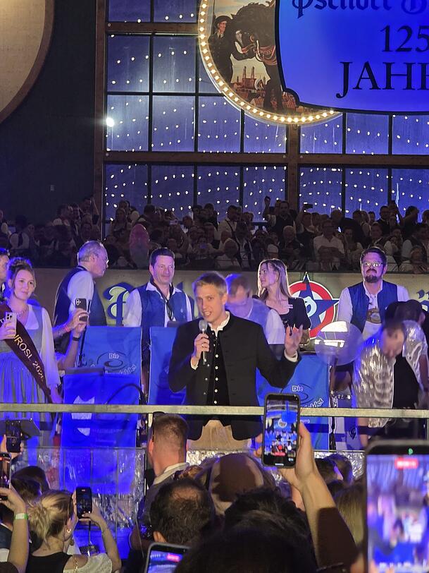 OB Dominik Krause bedankt sich in der Bräurosl bei all denen, die die Wiesn zur Wiesn machen, auch wenn sie nicht so im Rampenlicht stehen. OB Dominik Krause bedankt sich in der Bräurosl bei all denen, die die Wiesn zur Wiesn machen, auch wenn sie nicht so im Rampenlicht stehen.