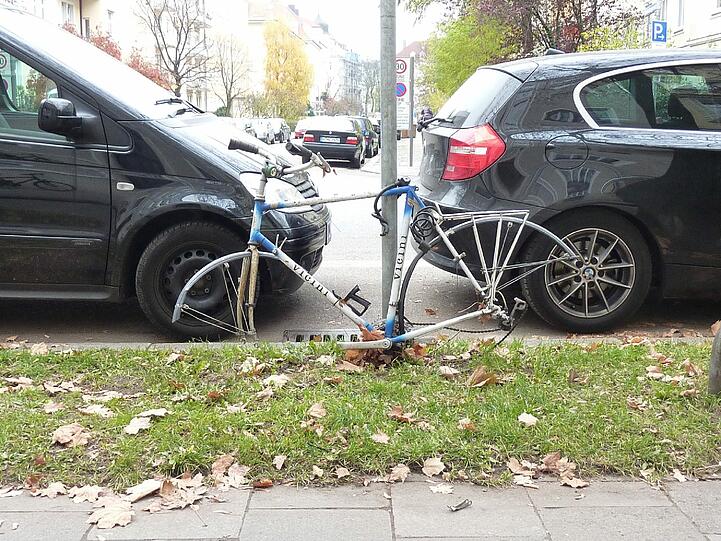 Fahrräder gammeln im Herbstlaub vor sich hin: Das Baureferat hat in drei Jahren 6600 alte Radl entsorgt.
