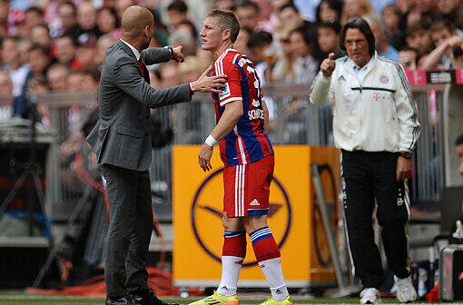 Hier muss Bastian Schweinsteiger mit Knieproblemen vorzeitig vom Platz.