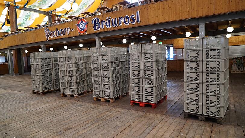 Bereits am Tag nach dem Wiesn-Kehraus haben die Abbau- und Aufräumarbeiten auf dem Oktoberfestgelände begonnen.
