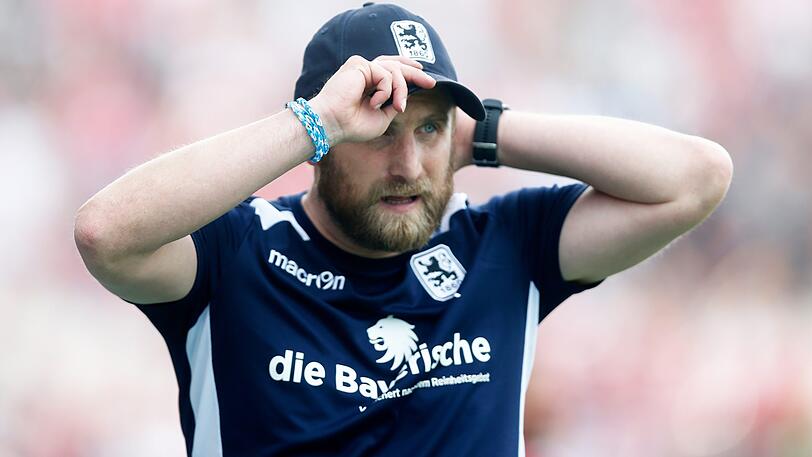 Nachdenklich: Löwen-Coach Daniel Bierofka während des Derbys gegen den FC Bayern II.