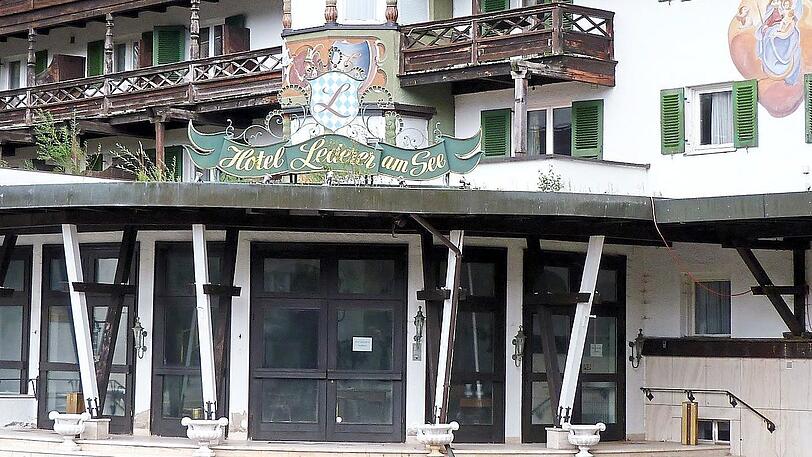 Heruntergekommen: das Hotel Lederer an der Wiesseer Uferpromenade.