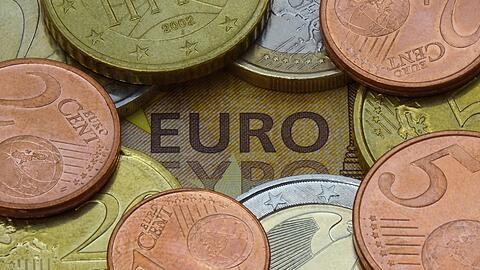 In Deutschland haben die Menschen im Schnitt 106 Euro in bar einstecken. Sechs Euro davon als Kleingeld.