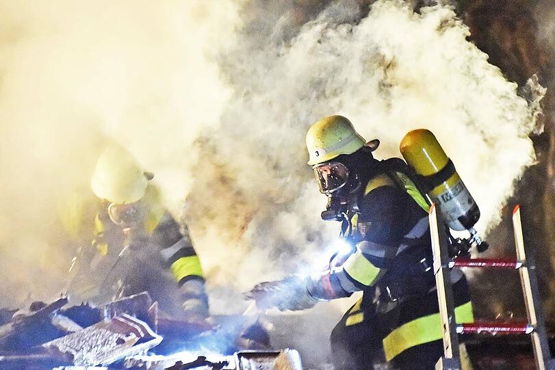 Der Holzschuppen stand komplett in Flammen. Die Bilder vom Einsatz!