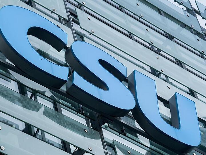 Das Logo der CSU hängt an der Außenfassade des CSU-Parteizentrale. Foto: Peter Kneffel/Archiv