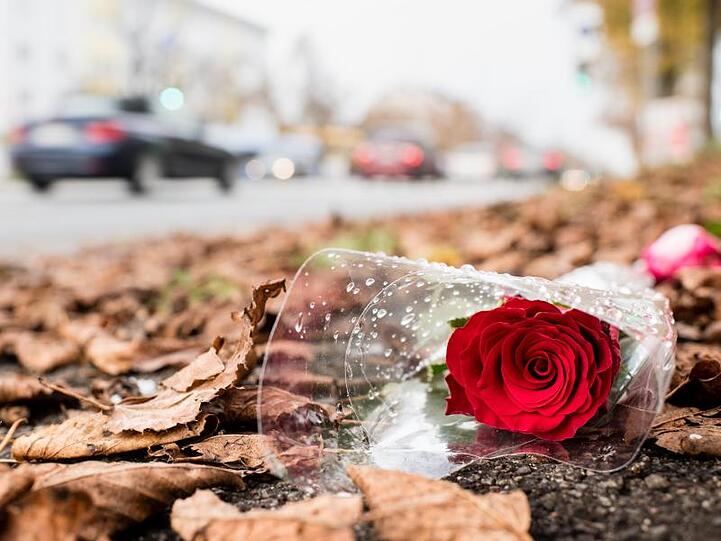 Ein Rose erinnert an der Unfallstelle an den Unfalltod des 14-Jährigen.