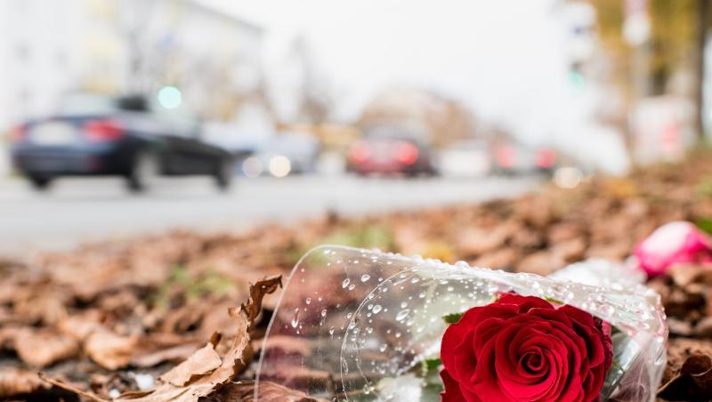 Ein Rose erinnert an der Unfallstelle an den Unfalltod des 14-Jährigen. Ein Rose erinnert an der Unfallstelle an den Unfalltod des 14-Jährigen.