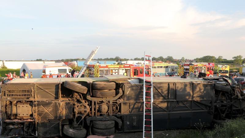 Einsatzkräfte der Feuerwehr stehen an der Unfallstelle neben dem verunglückten Bus. Der Bus überschlug sich zwischen den Anschlussstellen Leipzig-West und Bad Dürrenberg. Anschließend blieb das Fahrzeug auf der Seite liegen. Einsatzkräfte der Feuerwehr stehen an der Unfallstelle neben dem verunglückten Bus. Der Bus überschlug sich zwischen den Anschlussstellen Leipzig-West und Bad Dürrenberg. Anschließend blieb das Fahrzeug auf der Seite liegen.