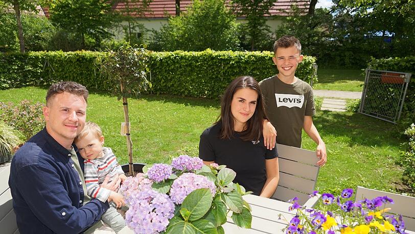Stefan B., seine Frau Tabitha und ihre Kinder haben einen Garten. aber nicht genug Platz in der Wohnung.