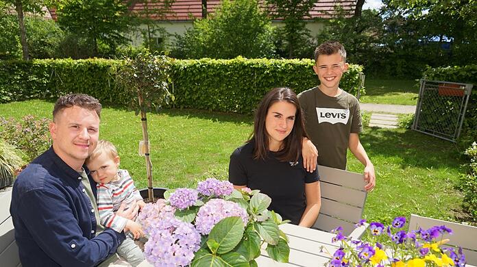 Stefan B., seine Frau Tabitha und ihre Kinder haben einen Garten. aber nicht genug Platz in der Wohnung.