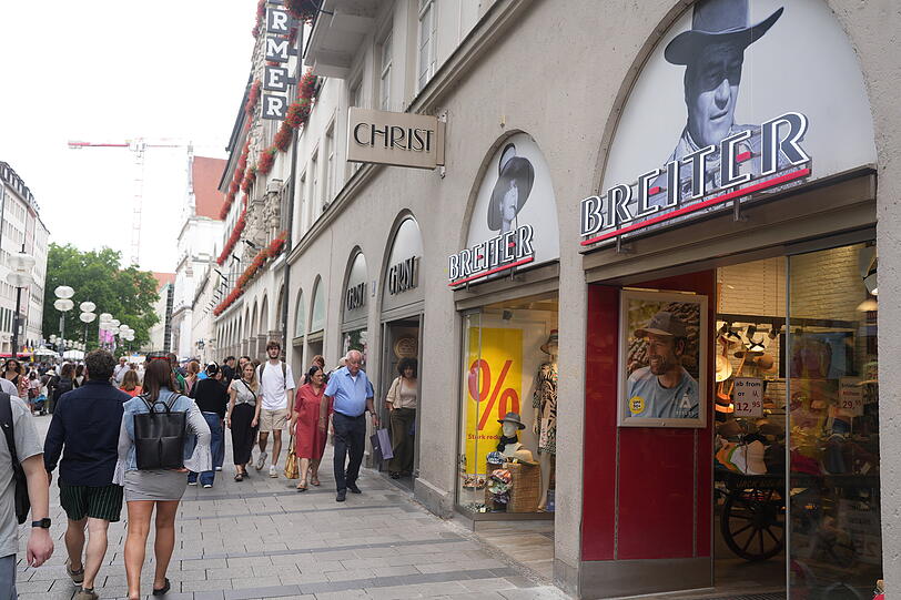 Traditionsgeschäft seit 1863: Hut Breiter am Dom an der Kaufingerstraße. Im Winter gibt es hier auch Handschuhe und Schals zu kaufen. Traditionsgeschäft seit 1863: Hut Breiter am Dom an der Kaufingerstraße. Im Winter gibt es hier auch Handschuhe und Schals zu kaufen.