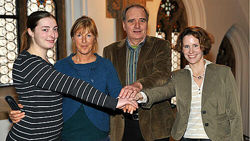 Werben für die Typisierungsaktion (v.l.): Katharina Bulla, Heike Judtka, Gesundheitsreferent Joachim Lorenz und Karin Ertl. Werben für die Typisierungsaktion (v.l.): Katharina Bulla, Heike Judtka, Gesundheitsreferent Joachim Lorenz und Karin Ertl.