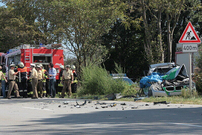 Polizeiwagen kracht in Betonmischer - Die Bilder vom schrecklichen Unfall