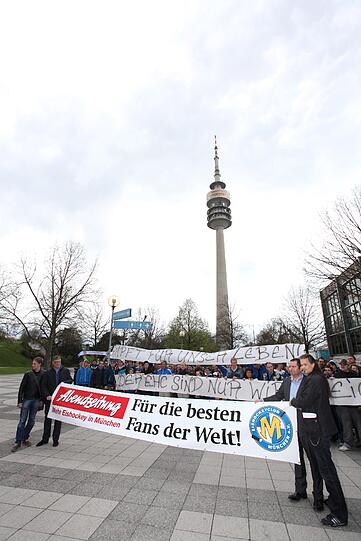 "Rettet München", "Kämpft um unser Leben" und "Der EHC sind nur wir": Das steht auf den Bannern der Fans des EHC. Vor der Olympia-Eishalle demonstrieren sie gegen das Aus des Münchner Eishockey-Vereins.