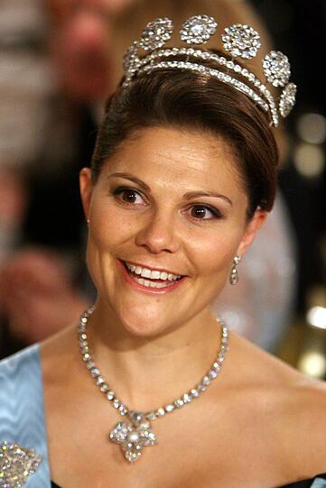 Seine schwedische Kronprinzessin Victoria hingegen hat ihren Olympia Besuch kurzfristig abgesagt. Statt deutschen Goldmedaillen will sie sich lieber ausgiebig ihrer im Februar geborenen Tochter Estelle widmen.
