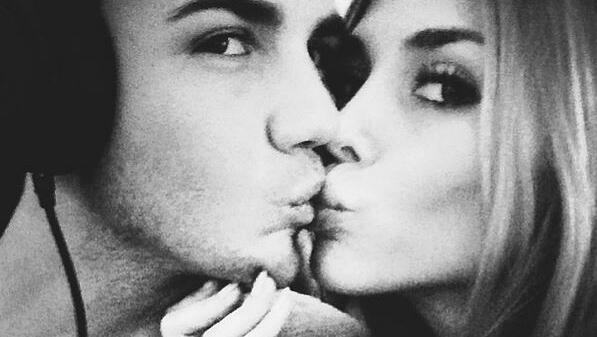 Ein Bussi von Ann Kathrin Brömmel für Freund Mario Götze. Ein Bussi von Ann Kathrin Brömmel für Freund Mario Götze.