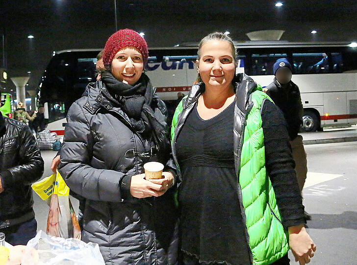 Engel in Aktion: Helferin Ursula Büch (l.) und Sabrina Maier, die Gründerin der &bdquo;ZOB Angels&ldquo;, verteilen Essen und heiße Getränke an die Flüchtlinge.