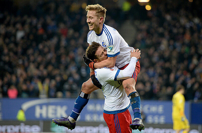 Nicolai Müller (unten) und Lewis Holtby feiern Müllers Doppelpack.