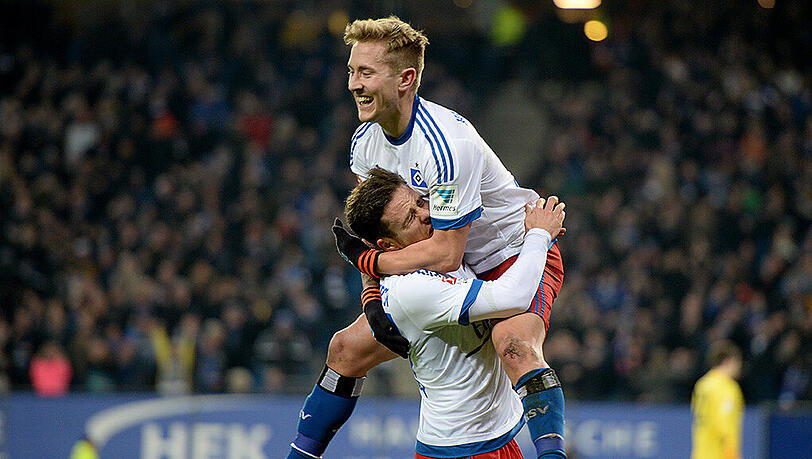 Nicolai Müller (unten) und Lewis Holtby feiern Müllers Doppelpack. Nicolai Müller (unten) und Lewis Holtby feiern Müllers Doppelpack.