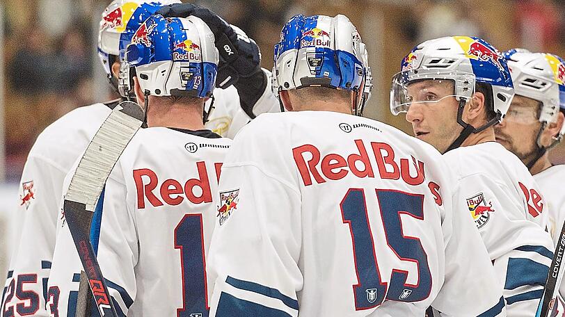 Der EHC Red Bull München feiert den 5:2-Sieg über Sparta Prag im Finale des "Red Bull Salute"-Turniers. Kapitän Michael Wolf (l.) erhält die Siegertrophäe.