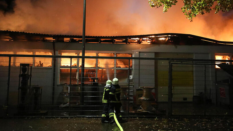 Der Supermarkt ist ausgebrannt, der Sachschaden enorm. Die Bilder vom Feuerwehreinsatz in Kirchdorf am Inn.