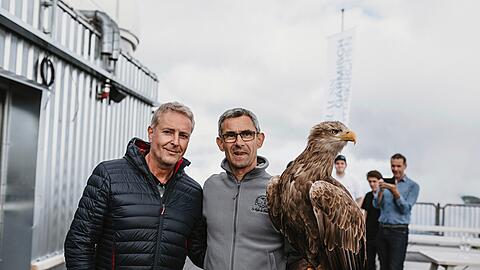 Jacques-Olivier Travers von Les Aigles du Léman mit Alexander Liebreich (links), dem Künstlerischen Leiter des Festivals.