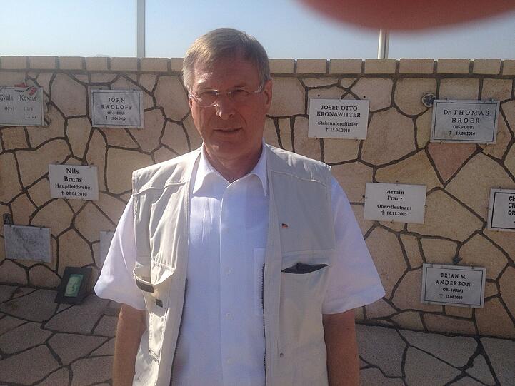 Der Münchner Bundestagsabgeordnete Johannes Singhammer (CSU) besucht deutsche Soldaten in Afghanistan und gedenkt der Toten.