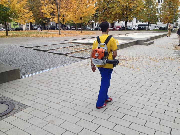 Lauter Einsatz im Herbst: Laubbläser in der Maxvorstadt.