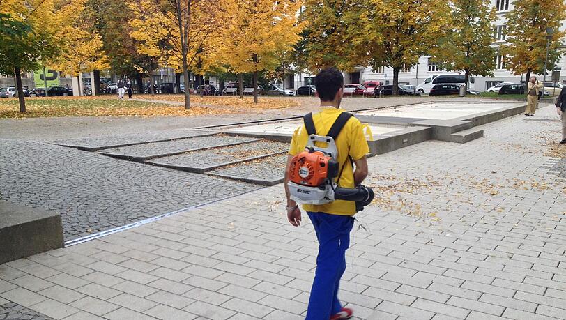 Lauter Einsatz im Herbst: Laubbläser in der Maxvorstadt. Lauter Einsatz im Herbst: Laubbläser in der Maxvorstadt.