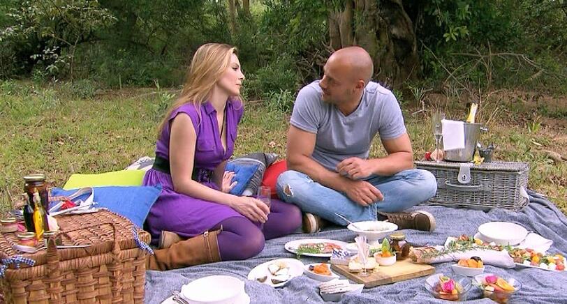 Daniela und Christian haben beim Picknick ein persönliches Gespräch.