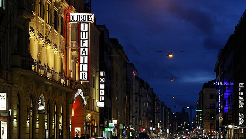 Ein Hauch von New York? Impressionen von der Schwanthalerstraße zur Blauen Stunde, fotografisch eingefangen von Stadtspaziergänger Sigi Müller.