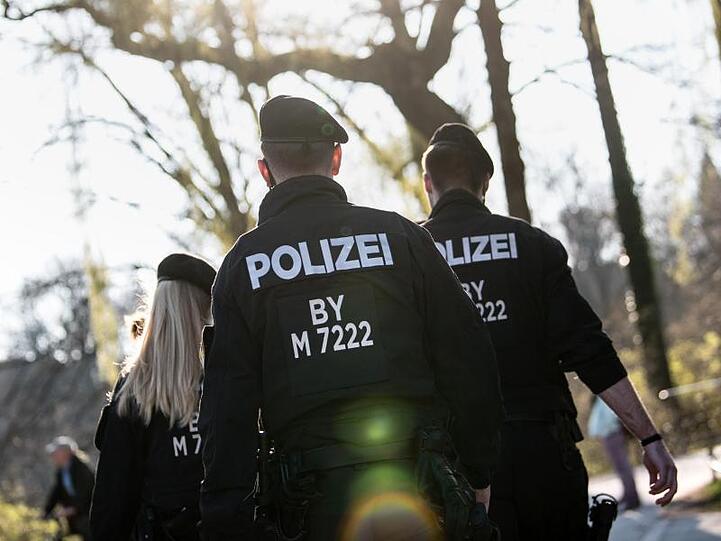 Polizisten patrouillieren durch den Englischen Garten in München. Foto: Matthias Balk/dpa/Archivbild
