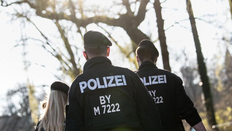 Polizisten patrouillieren durch den Englischen Garten in München. Foto: Matthias Balk/dpa/Archivbild Polizisten patrouillieren durch den Englischen Garten in München. Foto: Matthias Balk/dpa/Archivbild