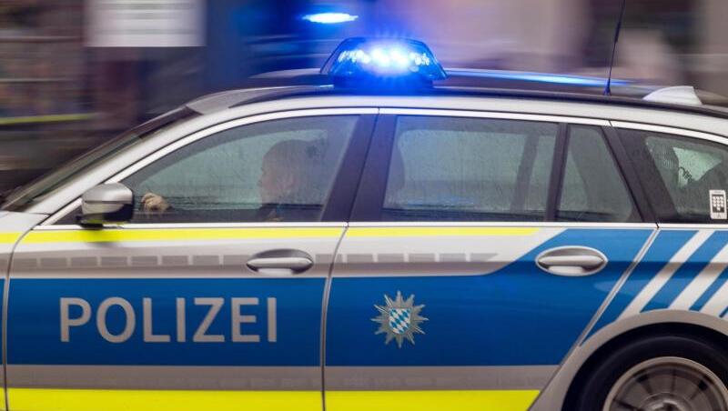 Gegen 18.35 Uhr am vergangenen Donnerstag war der Notruf bei der Polizei eingegangen: Ein Mann meldete, in seiner Wohnung in Milbertshofen habe es einen Überfall gegeben. Ein junger Mann sei verletzt. Auf ihn wurde geschossen. (Symbolbild)