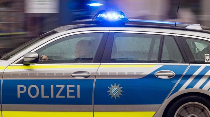 Gegen 18.35 Uhr am vergangenen Donnerstag war der Notruf bei der Polizei eingegangen: Ein Mann meldete, in seiner Wohnung in Milbertshofen habe es einen Überfall gegeben. Ein junger Mann sei verletzt. Auf ihn wurde geschossen. (Symbolbild)