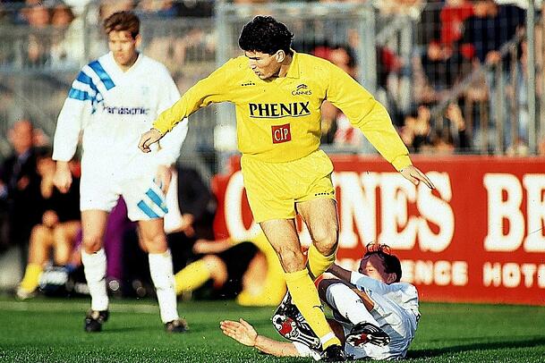 Kaum wiederzuerkennen: Fußball-Superstar Zinedine Zidane (M.), damals noch mit vollem Haupthaar, während seiner Zeit beim AS Cannes im Jahre 1991. Kaum wiederzuerkennen: Fußball-Superstar Zinedine Zidane (M.), damals noch mit vollem Haupthaar, während seiner Zeit beim AS Cannes im Jahre 1991.