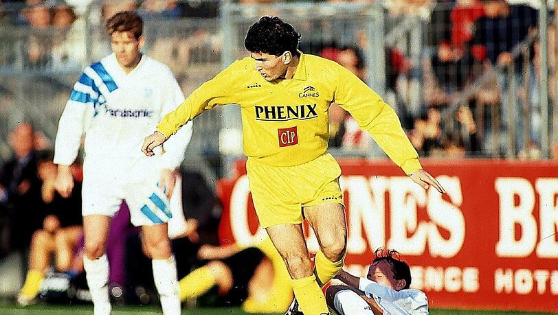 Kaum wiederzuerkennen: Fußball-Superstar Zinedine Zidane (M.), damals noch mit vollem Haupthaar, während seiner Zeit beim AS Cannes im Jahre 1991. Kaum wiederzuerkennen: Fußball-Superstar Zinedine Zidane (M.), damals noch mit vollem Haupthaar, während seiner Zeit beim AS Cannes im Jahre 1991.