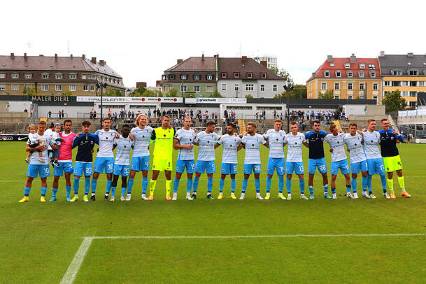 Konnten nach dem 4:1-Sieg gegen Duisburg mit den Fans jubeln: Die Akteure des TSV 1860.