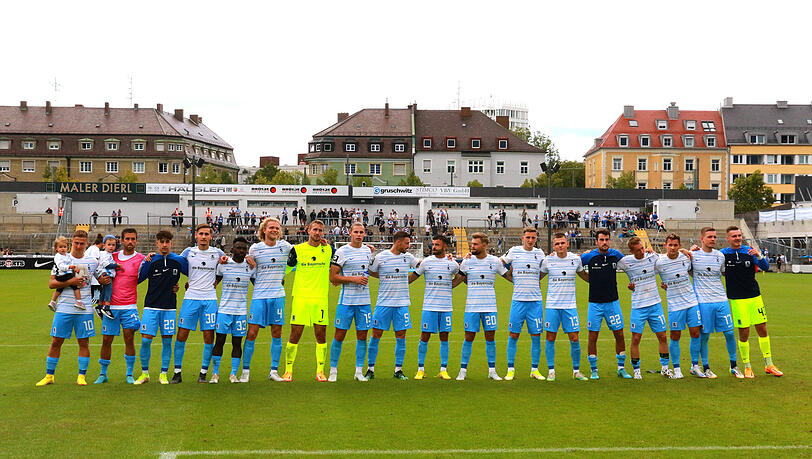 Konnten nach dem 4:1-Sieg gegen Duisburg mit den Fans jubeln: Die Akteure des TSV 1860. Konnten nach dem 4:1-Sieg gegen Duisburg mit den Fans jubeln: Die Akteure des TSV 1860.